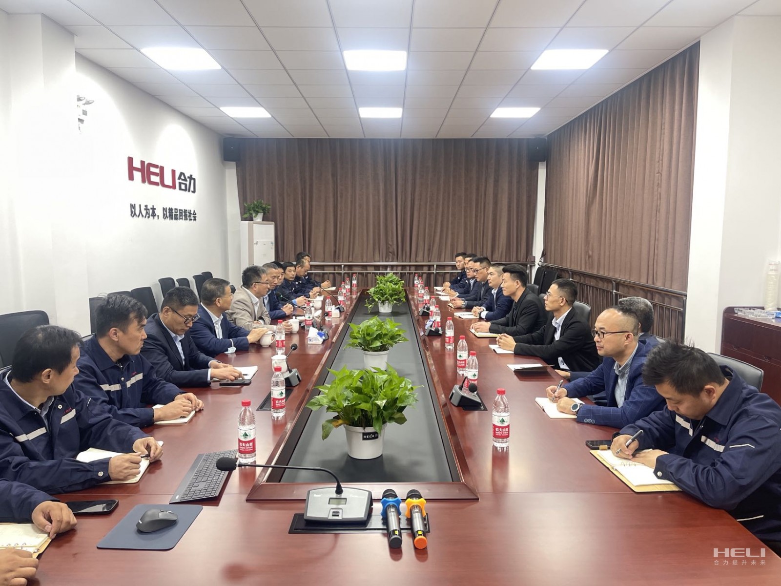 与上Ｗ鹆笨ド、、、嘉定分公司员工交流座谈.jpg